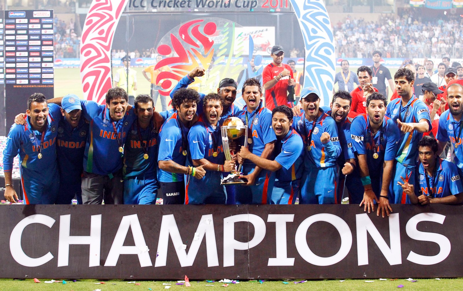 Dhoni with his team, on the field, being a good leader - 2013 Champions Trophy